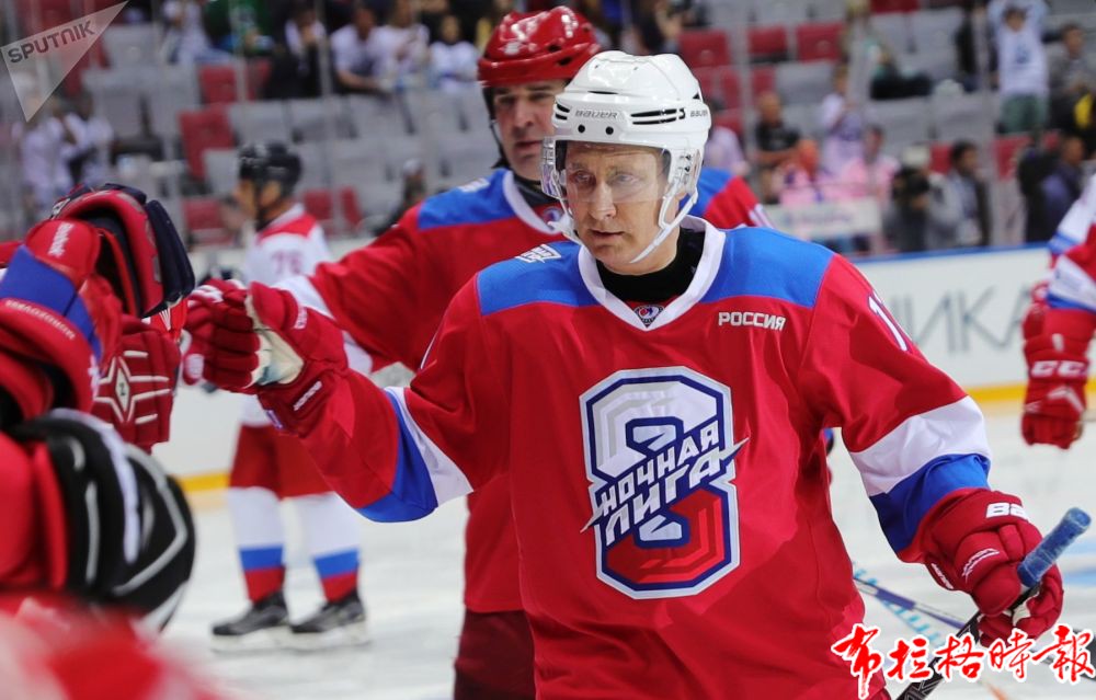 2019年5月10日。俄罗斯总统弗拉基米尔∙普京在索契大冰宫的夜间冰球联盟比赛上与冰球运动员打招呼。