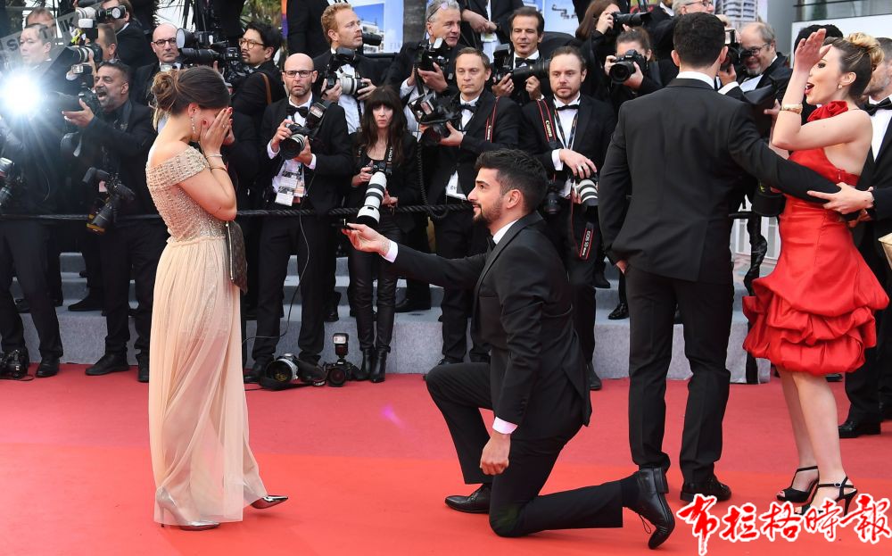 第72届戛纳国际电影节的电影《隐秘的生活》首映式上一名男子向一名女子求婚。