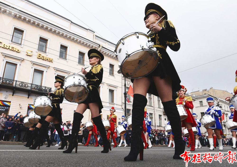 圣彼得堡城市日涅瓦大街上的鼓手游行。