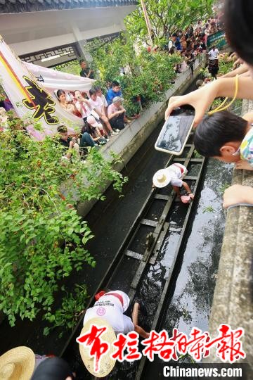 image046 - 【布拉格时报】广东佛山：593岁盐步老龙出水