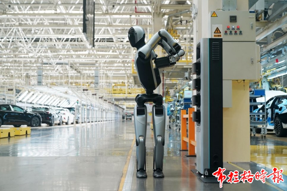 image026 - 【布拉格时报】全球首个！深圳机器人已经学会给自己换电池了