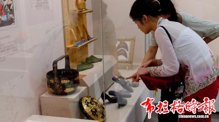 image047 - 【布拉格时报】娘惹珠绣鞋在广州展出 绣履风华演绎南洋侨梦