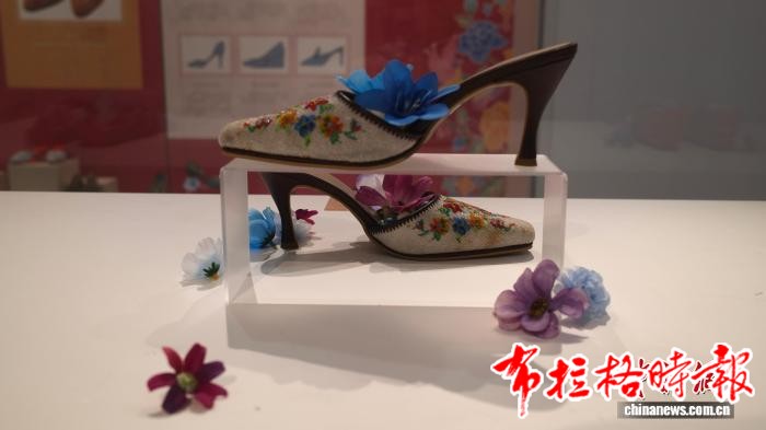 image049 - 【布拉格时报】娘惹珠绣鞋在广州展出 绣履风华演绎南洋侨梦