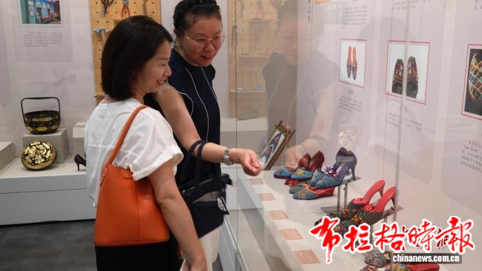 image051 - 【布拉格时报】娘惹珠绣鞋在广州展出 绣履风华演绎南洋侨梦