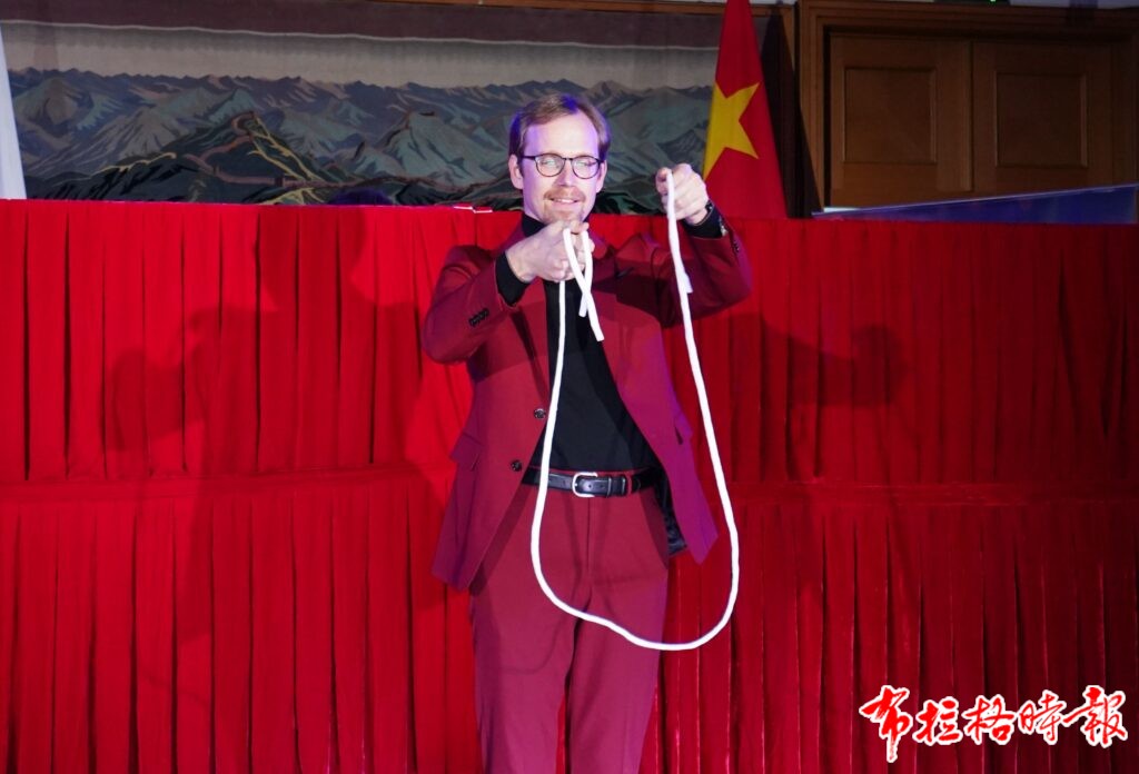 DSC06698 副本 1024x696 - 【布拉格时报】“金菊飘香”中国魔术专场演出在捷克隆重举行，文化交流再谱华章