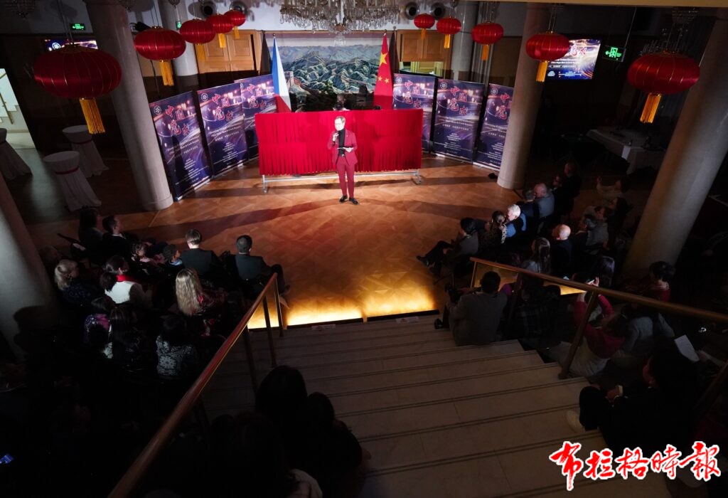 DSC06704 副本 1024x700 - 【布拉格时报】“金菊飘香”中国魔术专场演出在捷克隆重举行，文化交流再谱华章