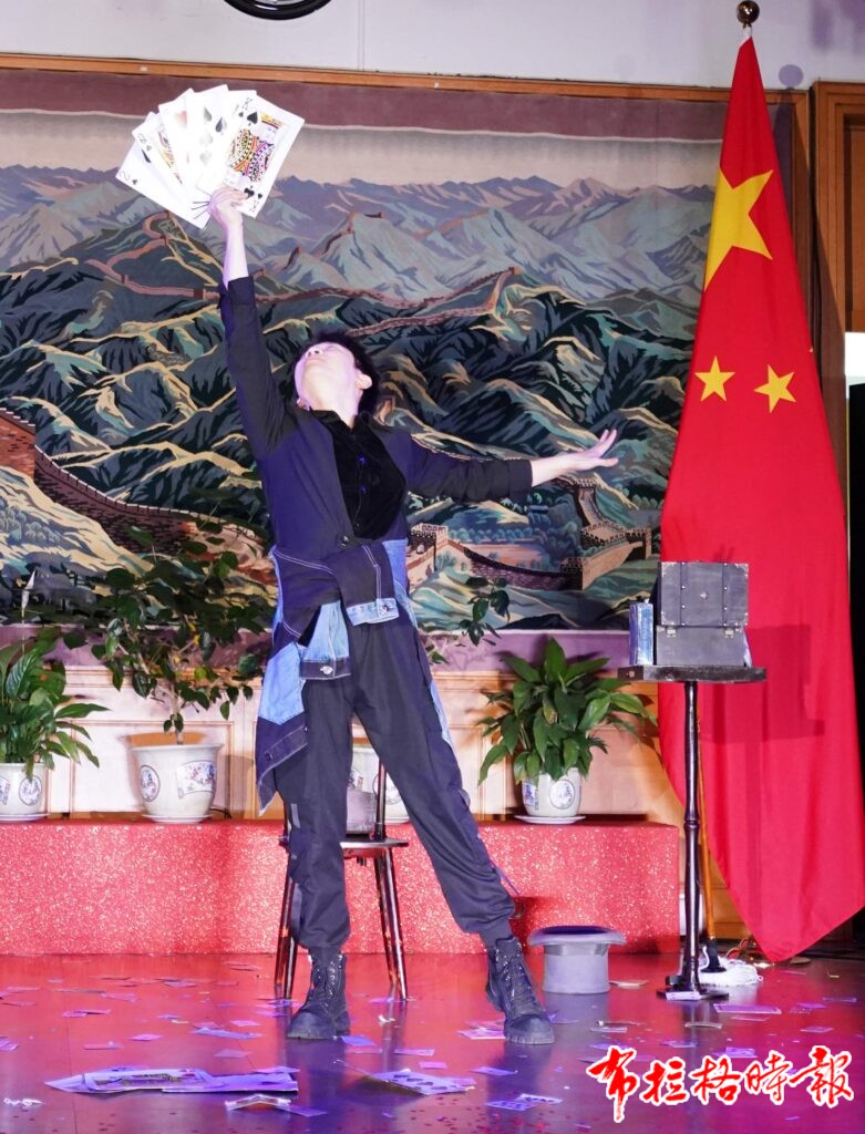 DSC06801 副本 781x1024 - 【布拉格时报】“金菊飘香”中国魔术专场演出在捷克隆重举行，文化交流再谱华章