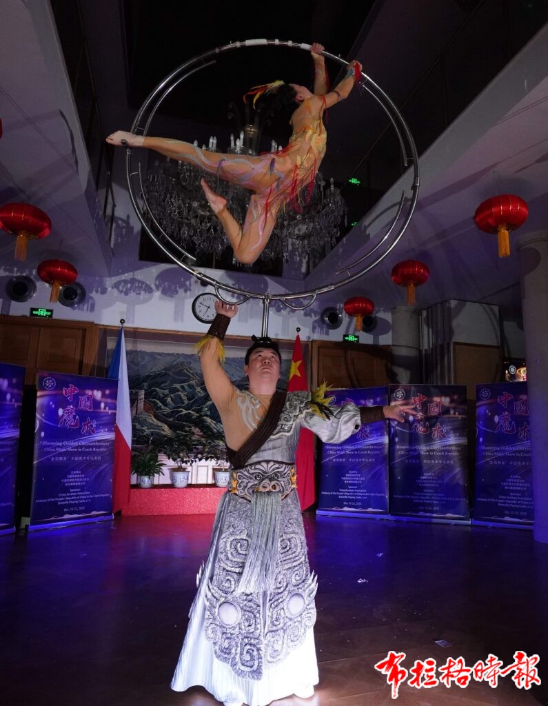 DSC06855 副本 795x1024 - 【布拉格时报】“金菊飘香”中国魔术专场演出在捷克隆重举行，文化交流再谱华章