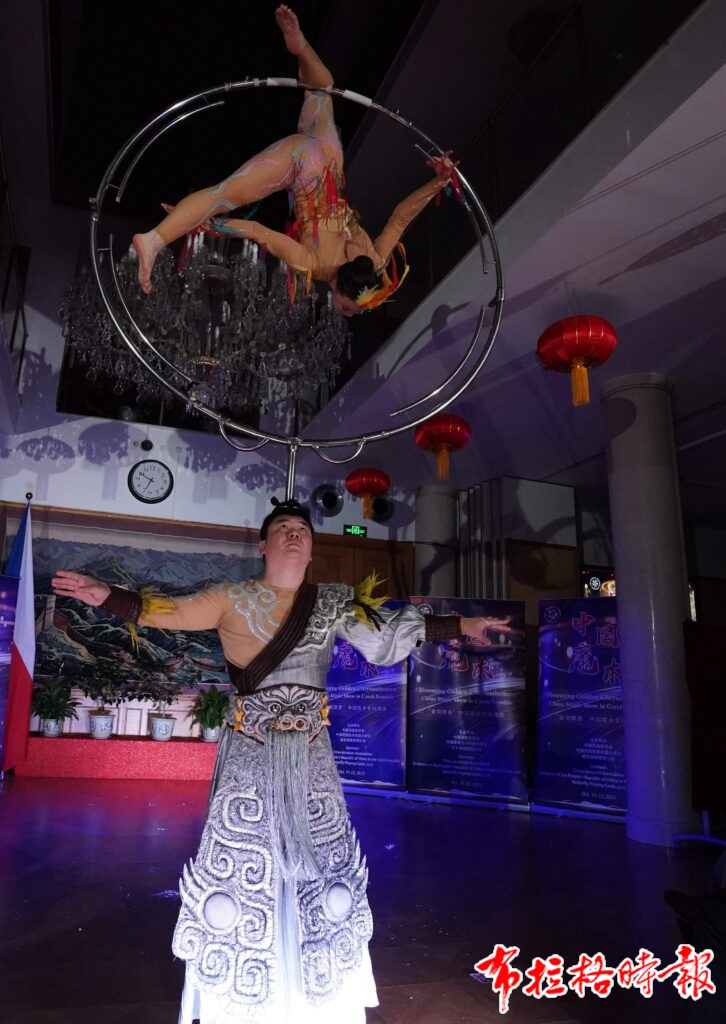 DSC06880 副本 726x1024 - 【布拉格时报】“金菊飘香”中国魔术专场演出在捷克隆重举行，文化交流再谱华章