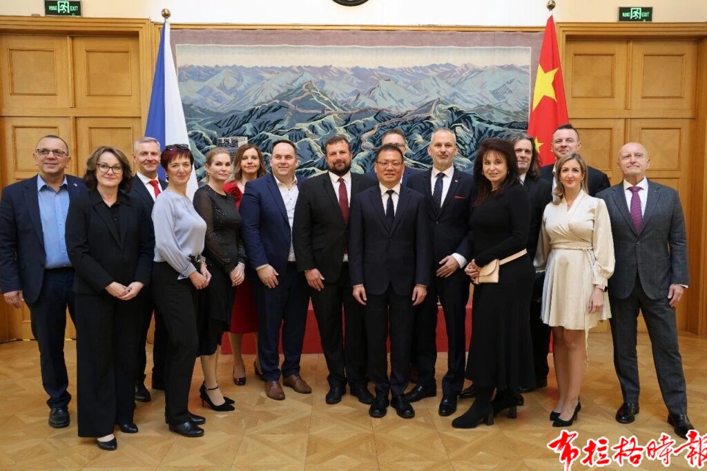 【布拉格时报】驻捷克使馆成功举办“凝聚友好共识•共话合作未来——同捷克众议院友华小组座谈交流会”活动 微信图片 2026 05 01 131111 868 1024x682 - 【布拉格时报】驻捷克使馆成功举办“凝聚友好共识•共话合作未来——同捷克众议院友华小组座谈交流会”活动