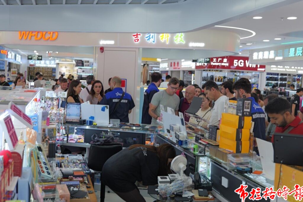 【布拉格时报】跨国赶场进行时:广交会全球客商涌入华强北 image009 1024x683 - 【布拉格时报】跨国赶场进行时:广交会全球客商涌入华强北