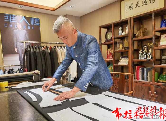 image011 1 - 【布拉格时报】百年中山装何以穿出&ldquo;国潮&rdquo;新生？