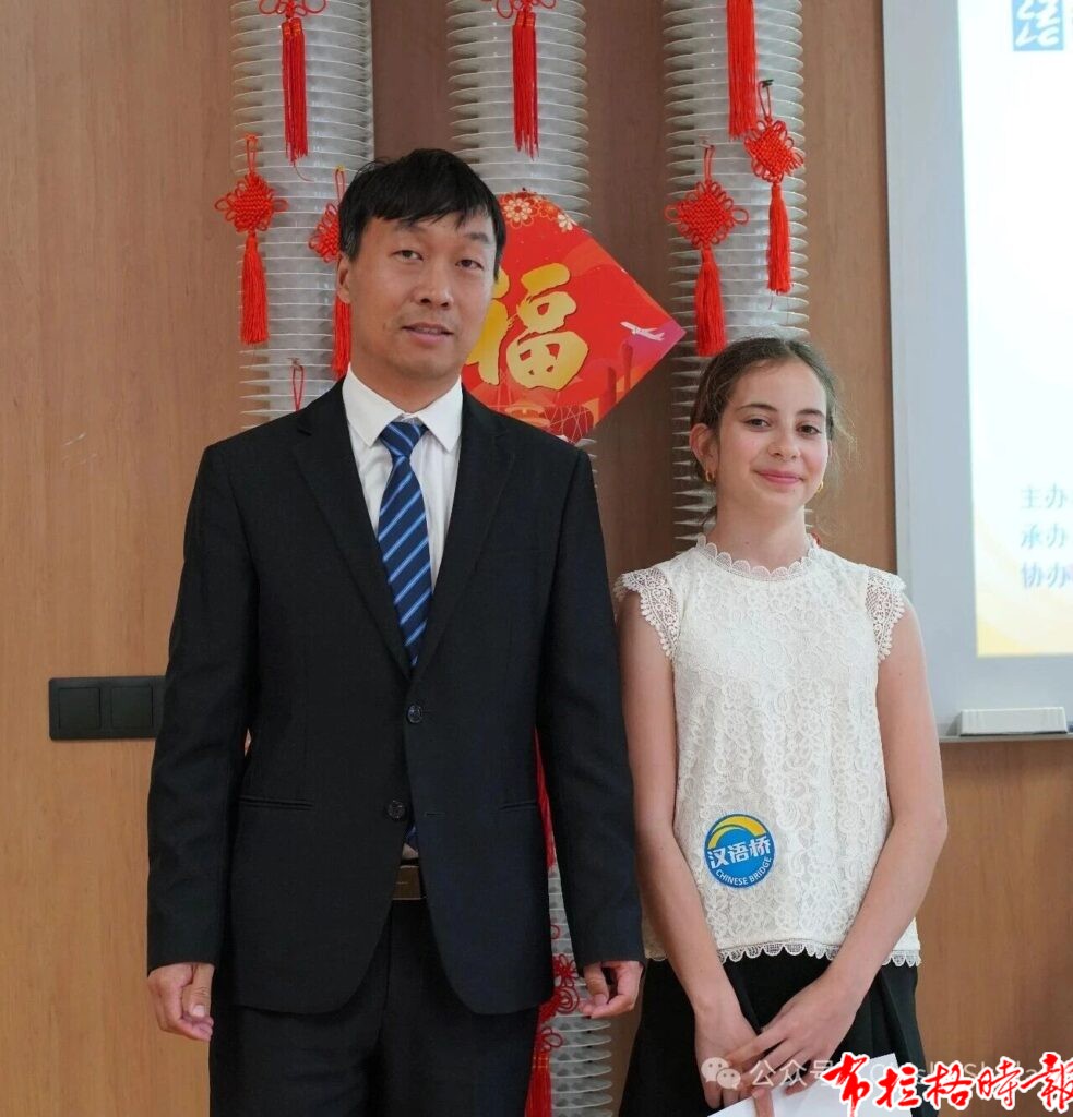 【布拉格时报】第十九届“汉语桥”世界中学生中文比赛暨第六届“汉语桥”小学生中文秀捷克赛区预选赛圆满落幕 微信图片 20260605040315 983x1024 - 【布拉格时报】第十九届“汉语桥”世界中学生中文比赛暨第六届“汉语桥”小学生中文秀捷克赛区预选赛圆满落幕