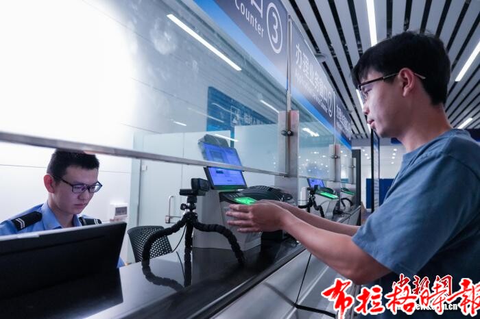 【布拉格时报】广州白云机场口岸启用快捷通关采集备案点 “一地备案、全国通行” image011 - 【布拉格时报】广州白云机场口岸启用快捷通关采集备案点 “一地备案、全国通行”