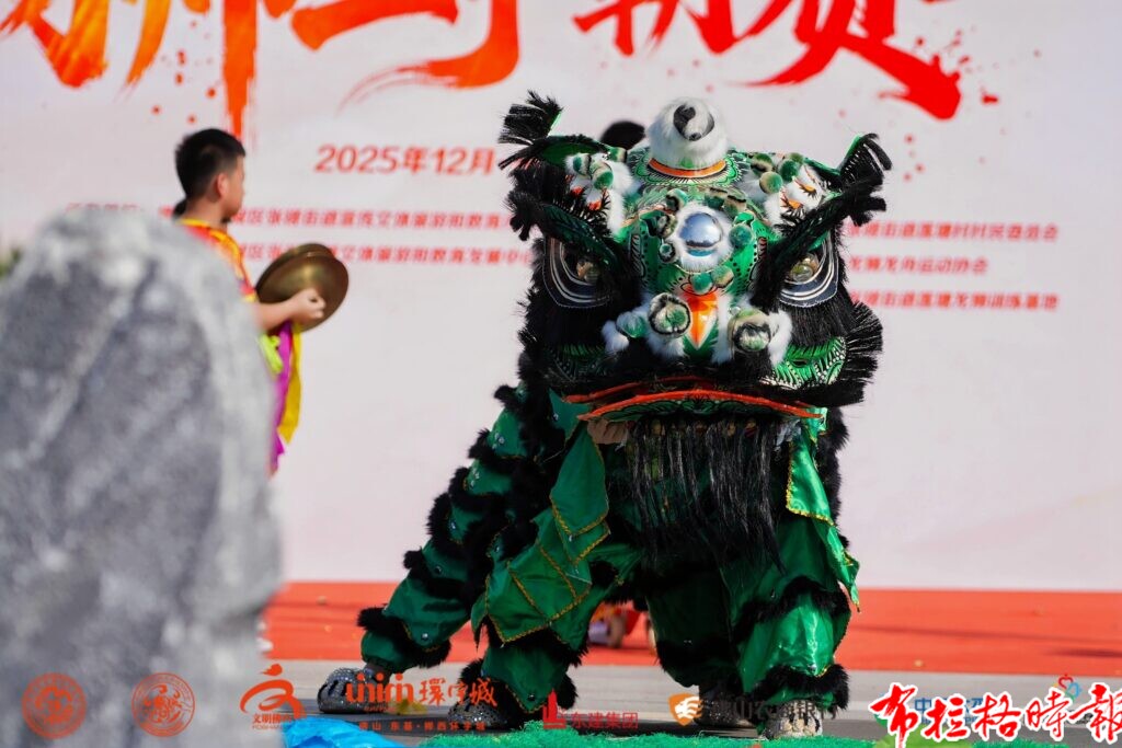 【布拉格时报】少年的肩膀顶起最重的狮头 image033 1024x683 - 【布拉格时报】少年的肩膀顶起最重的狮头