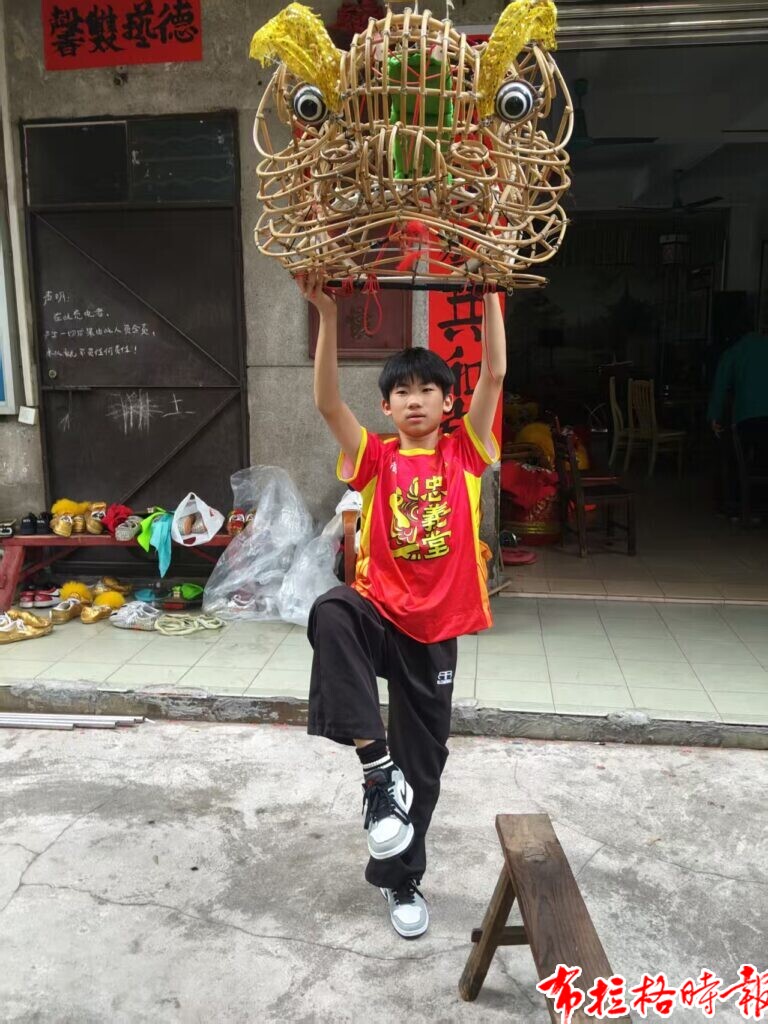 【布拉格时报】少年的肩膀顶起最重的狮头 image035 768x1024 - 【布拉格时报】少年的肩膀顶起最重的狮头