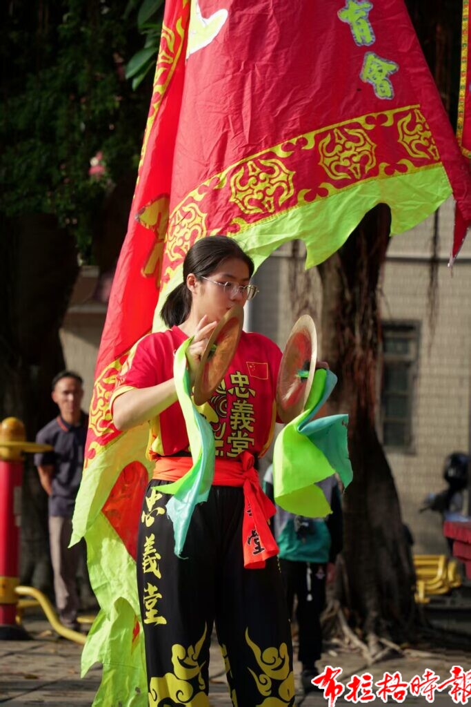 【布拉格时报】少年的肩膀顶起最重的狮头 image037 683x1024 - 【布拉格时报】少年的肩膀顶起最重的狮头