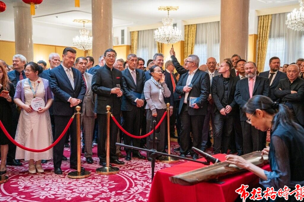 【布拉格时报】中国驻捷克使馆隆重举办庆祝中华人民共和国成立77周年暨周谦大使到任招待会 微信图片 2026 09 30 225451 106 1024x682 - 【布拉格时报】中国驻捷克使馆隆重举办庆祝中华人民共和国成立77周年暨周谦大使到任招待会